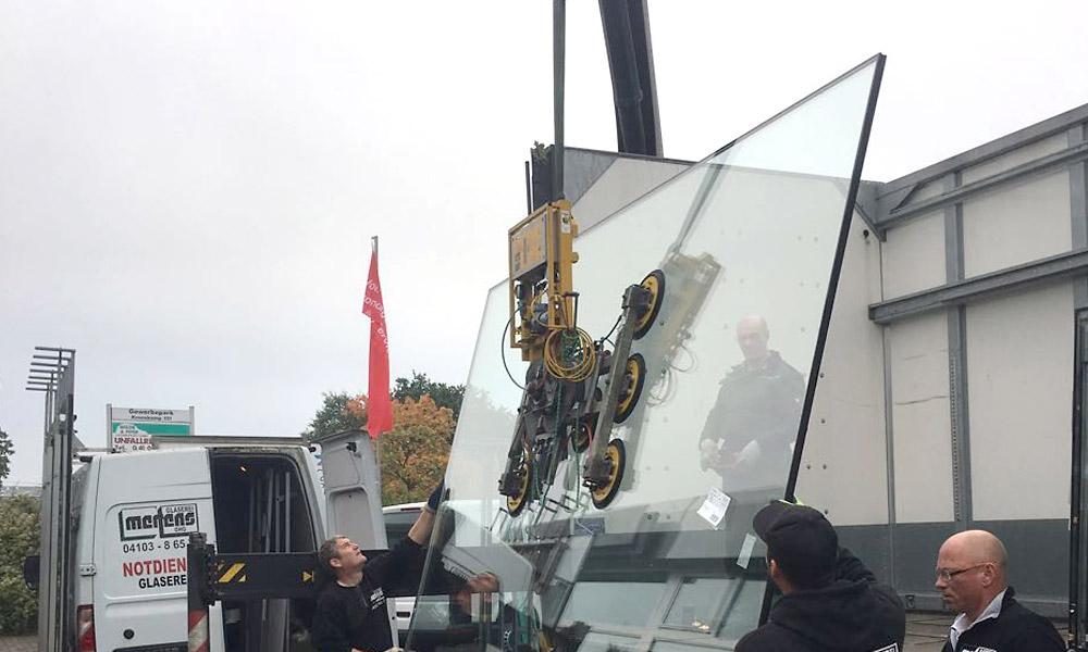 Glaserei Mertens Wedel in Hamburg Schaufenster Transport Einbau Krahn